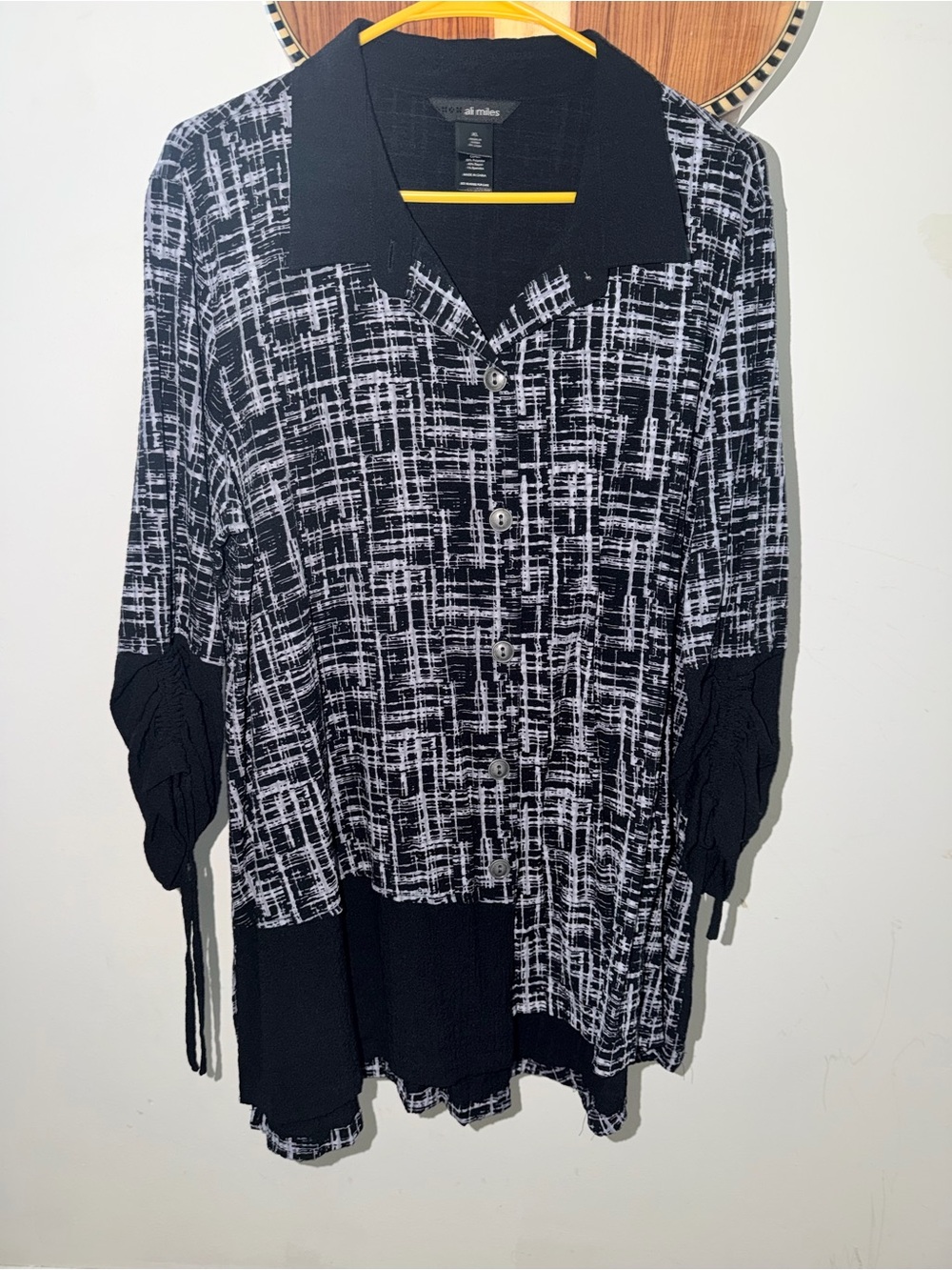 Ali Miles Black & White Patterned Button-Down Blouse
